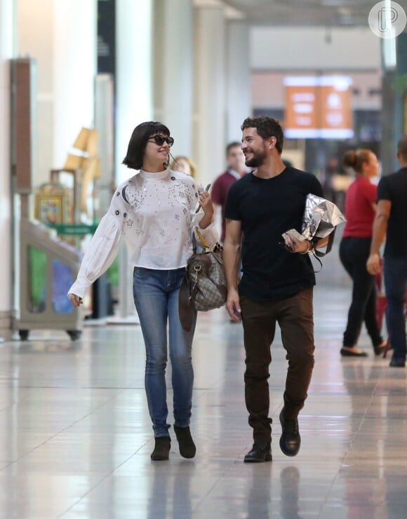 Sophie Charlotte e o marido, Daniel de Oliveira, conversam durante embarque no aeroporto