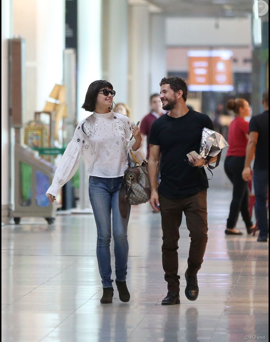 Sophie Charlotte e o marido, Daniel de Oliveira, conversam durante embarque no aeroporto