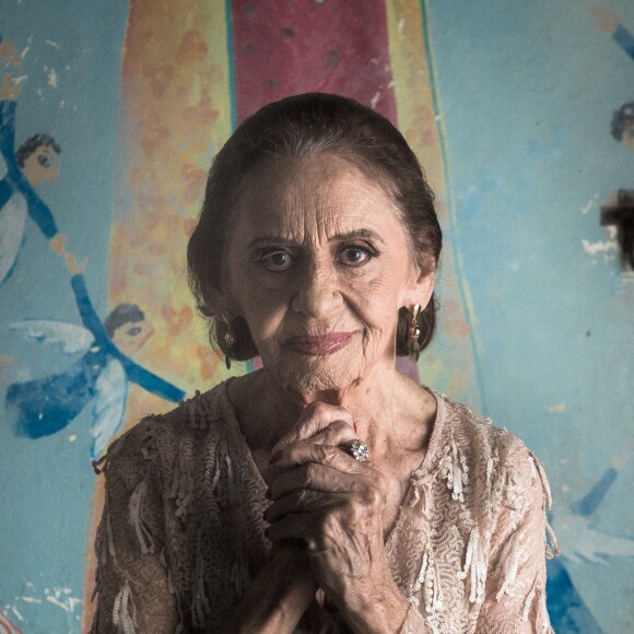 Sophia (Marieta Severo) escapa de ser presa em flagrante ao avançar com tesoura em Caetana (Laura Cardoso) quando a cafetina passa mal na novela 'O Outro Lado do Paraíso'