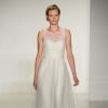 Christos Fall investiu em modelagem de tule com bordado na barra do vestido