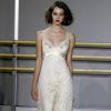 Claire Pettibone investe em look modelo slip dress