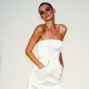 Em uma coleção de Angel Sanchez, o designer de moda priorizou o tradicional look de noiva com tomara que caia e modernizou com aplicação de bolsos