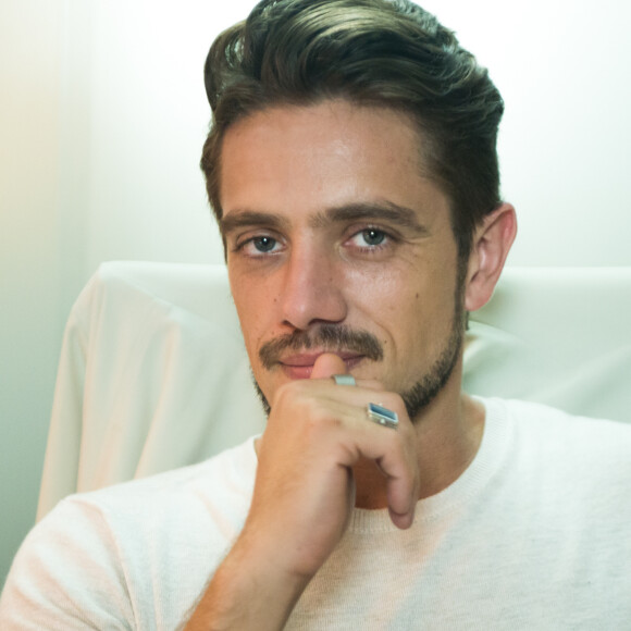 'Cês ficam aí, bem quietos. Qualquer tentativa de barulho, de chamar alguém, já sabem. É bala', diz Renato (Rafael Cardoso) a Tomaz (Vitor Figueiredo) e Juvenal (Anderson Di Rizzi) durante sequestro, na novela 'O Outro Lado do Paraíso'