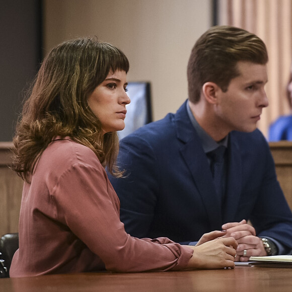 Clara (Bianca Bin) não tem dinheiro para pagar Renato (Rafael Cardoso), que pede 100 milhões de dólares em barras de ouro e aconselha Patrick (Thiago Fragoso) a ficar responsável pela negociação, na novela 'O Outro Lado do Paraíso'