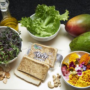 'Gosto de apostar para ver se uma receita vai dar certo só usando a composição dos próprios alimentos', diz Isabelle Drummond em entrevista ao Purepeople