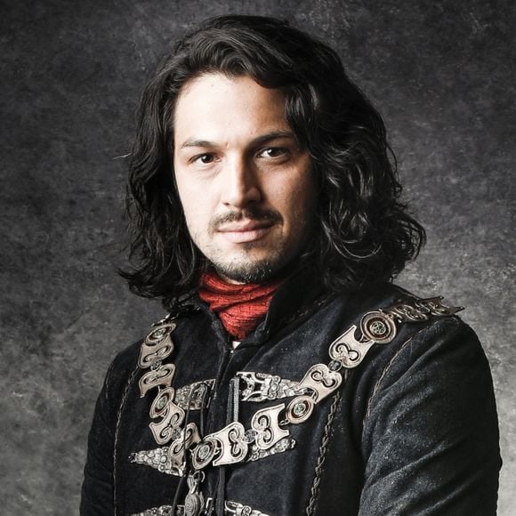 Afonso (Romulo Estrela) planeja o sequestro do irmão, Rodolfo (Johnny Massaro), mas Catarina (Bruna Marquezine) descobre e entrega o cunhado na novela 'Deus Salve o Rei'