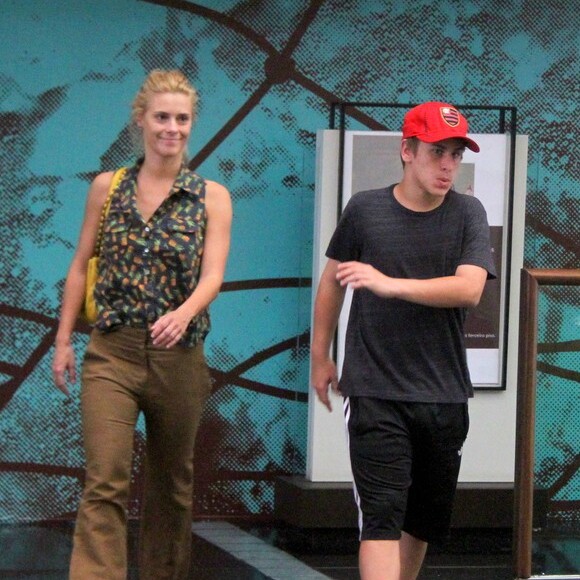 'Foi muito difícil. Eu sofri muito, muito, muito', disse Carolina Dieckmann sobre morar nos Estados Unidos enquanto o filho Davi mora no Brasil