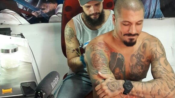Fernando Medeiros faz tatuagem nas costas em homenagem ao filho: 'Especial'