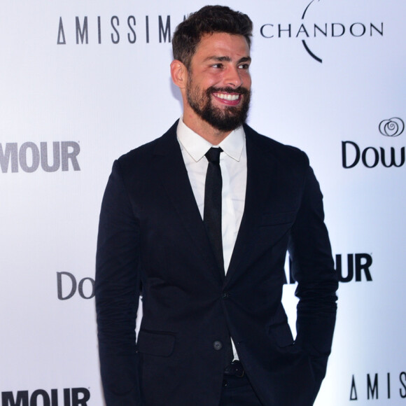 Cauã Reymond entregou o troféu de Mulher do Ano para Tatá Werneck