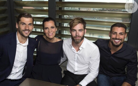 Cauã Reymond posa com Chris Pine, Roberta Armani e Fernando Llorente, em Milão, na Itália. A foto foi publicada em 25 de junho de 2014)