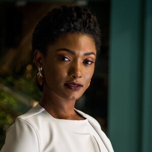 Raquel (Erika Januza) repreende Clara (Bianca Bin) durante audiência pela guarda de Tomaz (Victor Figueiredo) na novela 'O Outro Lado do Paraíso': 'Mantenha um bom comportamento neste tribunal'