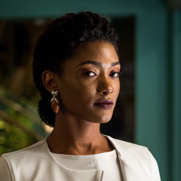 Raquel (Erika Januza) dá a guarda de Tomaz (Victor Figueiredo) a Clara (Bianca Bin) na novela 'O Outro Lado do Paraíso'