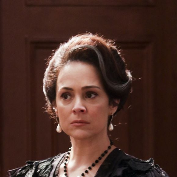 Julieta (Gabriela Duarte) dá ordem ao filho, Camilo (Maurício Destri) na novela 'Orgulho e Paixão': 'Acho que você não está entendendo. Não foi um pedido. Vamos!'