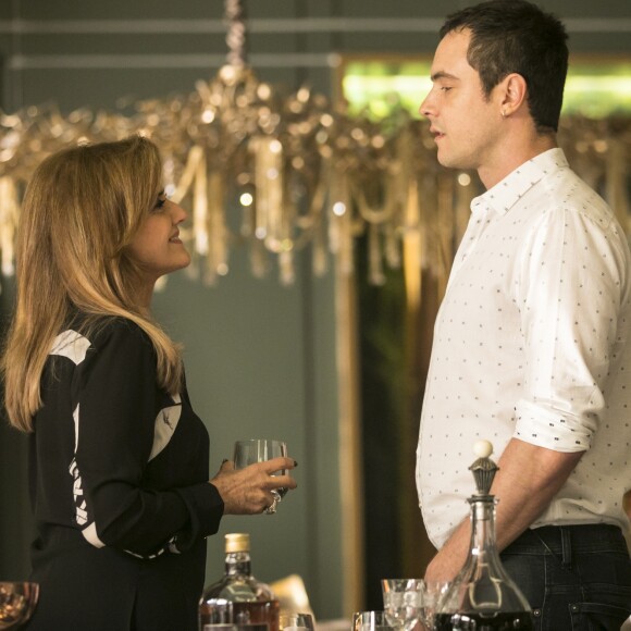 Gael (Sergio Guizé) garante a Sophia (Marieta Severo) que vai ajudar Clara (Bianca Bin) a cuidar das minas de esmeraldas, na novela 'O Outro Lado do Paraíso'