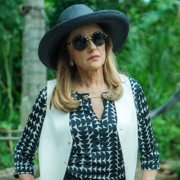 Sophia (Marieta Severo) sofre um AVC no tribunal em que é derrotada por Clara (Bianca Bin), na novela 'O Outro Lado do Paraíso'