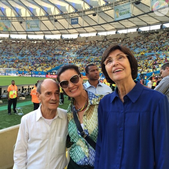 Fátima Bernardes leva os pais para assistir ao jogo entre França e Equador no Estádio do Maracanã, no Rio