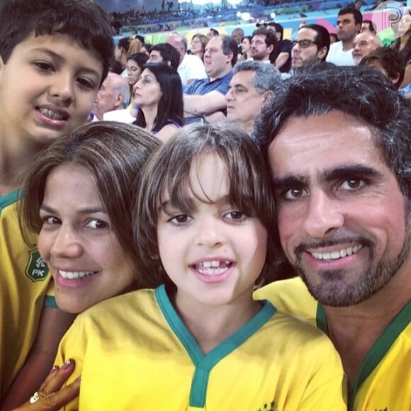 Nivea Stelmann também conferiu o jogo no Maracanã ao lado do marido, Marcus Rocha, do filho, Miguel, e do enteado, Joaquim. Na foto postada no Instagram escreveu: 'Família'