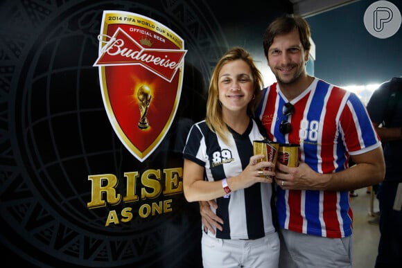 Adriana Esteves vai com o marido, Vladimir Brichta, assistir ao jogo da França e Equador no Maracanã, no Rio