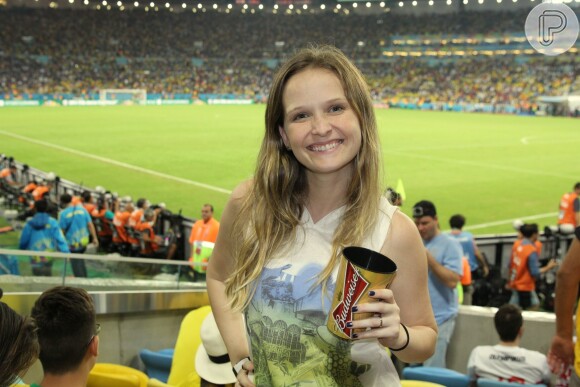 Fernanda Rodrigues assiste ao jogo da França e Equador no Maracanã, no Rio