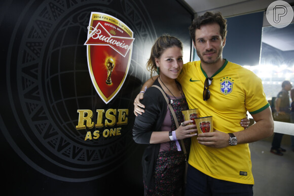 O ator português Paulo Rocha levou a namorada, Juliana Pereira, para festa de cervejaria no Maracanã, onde também assistiu ao jogo da França e Equador