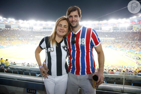 Adriana Esteves confere jogo no Maracanã com o marido, Vladimir Brichta