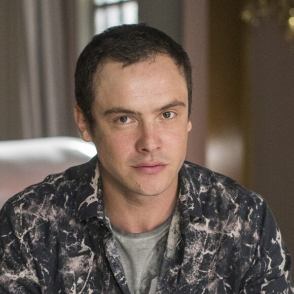 Gael (Sergio Guizé) diz que Tomaz (Vitor Figueiredo) tem direito de sentir raiva, mas não pode ser desrespeitoso com Clara (Bianca Bin), na novela 'O Outro Lado do Paraíso'