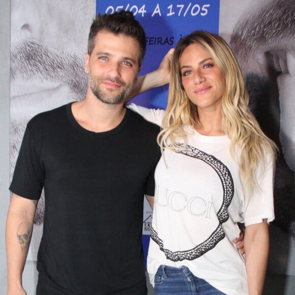 Acompanhado de Giovanna Ewbank, Bruno Gagliasso prestigiou o irmão, Thiago Gagliasso, em estreia de peça