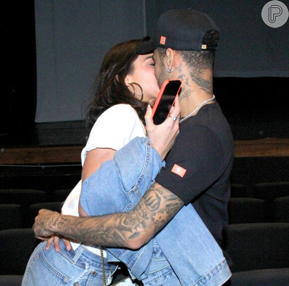Bruna Marquezine e Neymar trocam beijos em noite no teatro