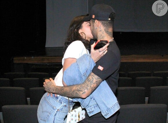 Bruna Marquezine e Neymar se beijam após espetáculo 'Um Quase Gagliasso', no Teatro Laura Alvim, em Ipanema, Zona Sul do Rio de Janeiro, na noite desta quinta-feira, 5 de abril de 2018