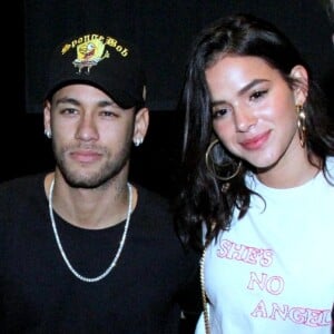 Bruna Marquezine e Neymar trocam beijos no espetáculo 'Um Quase Gagliasso', de Thiago Gagliasso, no Teatro Laura Alvim, em Ipanema, Zona Sul do Rio de Janeiro, na noite desta quinta-feira, 5 de abril de 2018