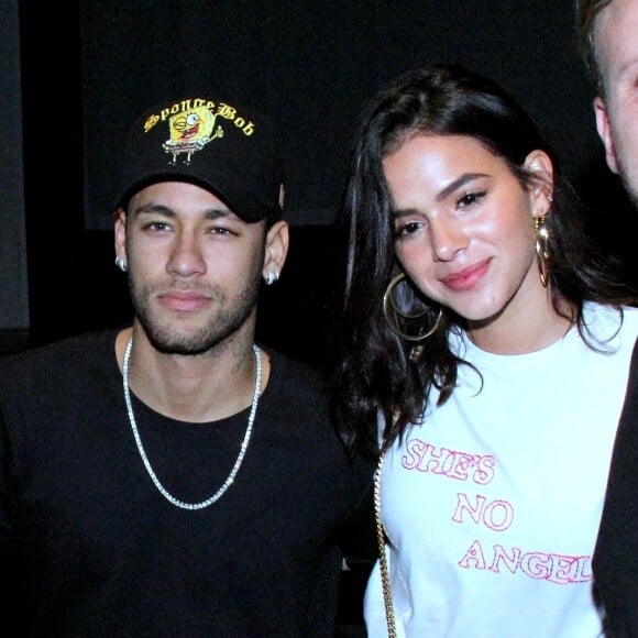 Bruna Marquezine e Neymar trocam beijos no espetáculo 'Um Quase Gagliasso', de Thiago Gagliasso, no Teatro Laura Alvim, em Ipanema, Zona Sul do Rio de Janeiro, na noite desta quinta-feira, 5 de abril de 2018