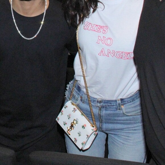 Bruna Marquezine investiu em bolsa da grife Ives Saint Laurent para noite no teatro