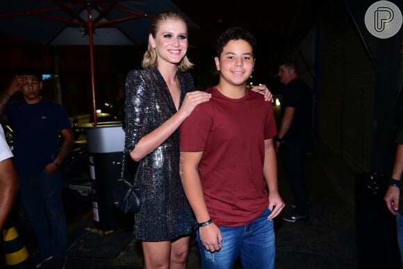 Namorada de Ronaldo Fenômeno, Celina Locks posa com enteado Alexandre, de 13 anos