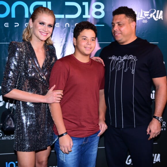 Pai de Ronald Lima, Ronald chegou à sua festa de 18 anos acompanhado do filho, Alexander, de 13 anos, e de Celina Locks