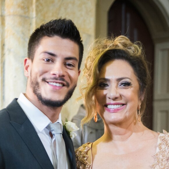 Também mãe de Diego (Arthur Aguiar), Nádia (Eliane Giardini) interrompe o casamento de Bruno (Caio Paduan) com Raquel (Erika Januza) para fazer discurso contra o preconceito na novela 'O Outro Lado do Paraíso'. Quem adianta é o colunista de TV Daniel Castro nesta sexta-feira, 6 de abril de 2018