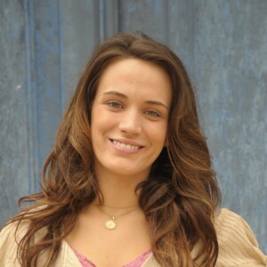 Bianca Bin usou cabelo longo com fios iluminados para viver a personagem Açucena na novela 'Cordel Encantado', em 2011