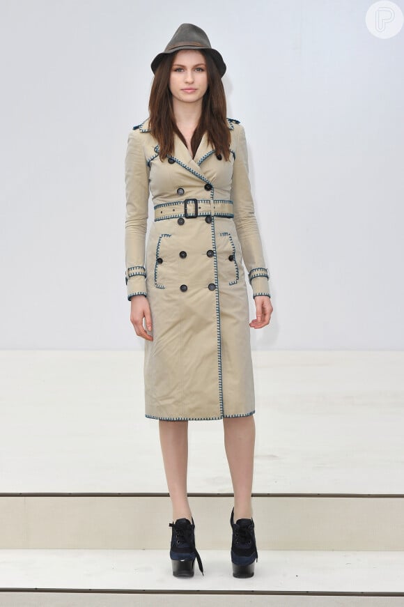 As mais fashionistas podem combinar o trench coat com acessórios como chapéus e boinas para deixar a produção bem descontraída