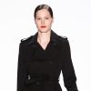Investir em look all black e usar o trench coat como vestido deixa a produção elegante e clássica