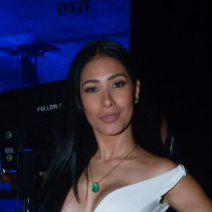 Simaria, da dupla com Simone, usou look decotado e colar de esmeralda em show de Enrique Iglesias