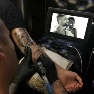 Bruno Gagliasso mostrou o processo de novo desenho para fãs