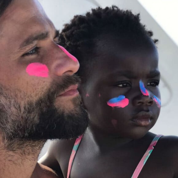 Bruno Gagliasso fez uma tatuagem em homenagem à filha, Títi, nesta sexta-feira, 6 de abril de 2018