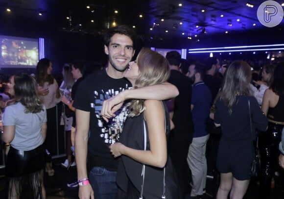 Kaká e a namorada posaram para os fotógrafos presentes no show de Jorge & Mateus