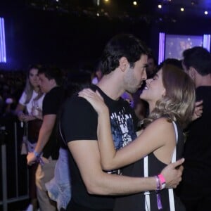 Kaká beijou a namorada durante apresentação da dupla Jorge & Mateus