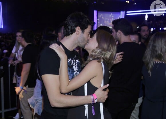 Kaká beijou a namorada, Carol Dias, durante show da dupla Jorge & Mateus