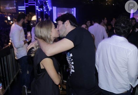 Kaká e Carol Dias trocaram beijos durante show da dupla Jorge & Mateus nesta sexta-feira, 6 de abril de 2018