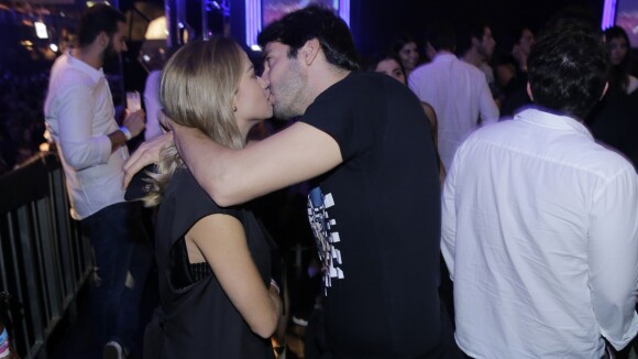 Kaká troca beijos com namorada, Carol Dias, em show de Jorge e Mateus. Fotos!