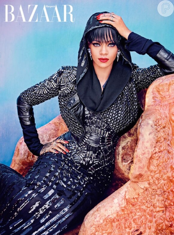 Mesmo coberta, Rihanna fez cara sexy para o ensaio da revista