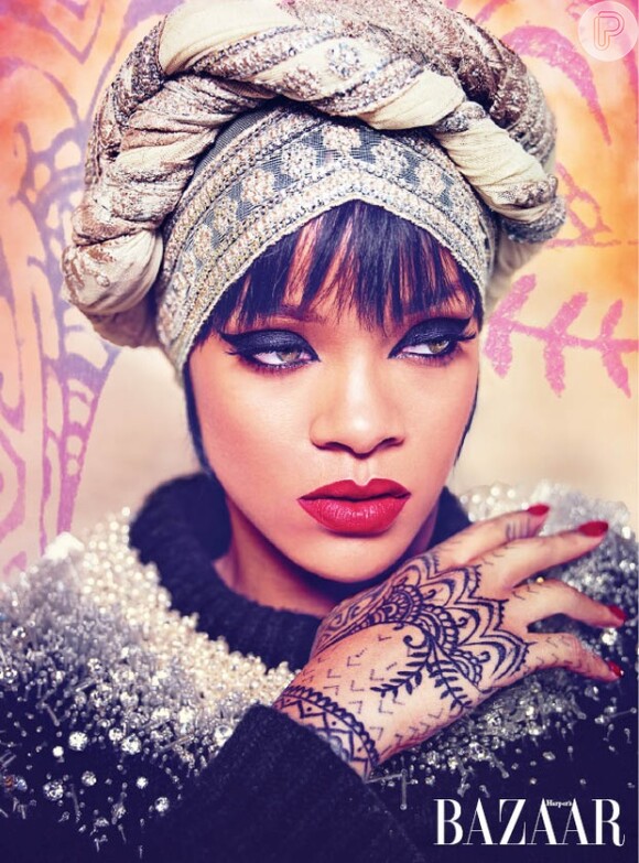Rihanna posa com maquiagem carregada e turbante