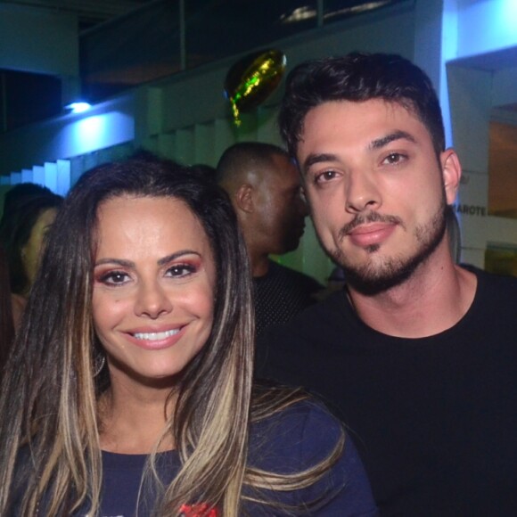 Viviane Araujo e o namorado, Klaus Barros, curtiram o show do pagodeiro Ferrugem no hotel Grand Mercure, no Rio de Janeiro, nesta sexta-feira, 6 de abril de 2018