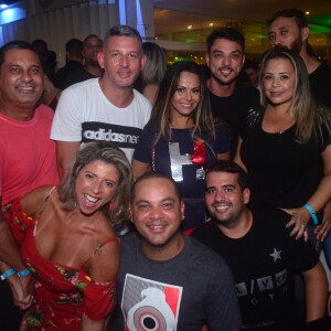 Viviane Araujo prestigiou o show do pagodeiro Ferrugem no hotel Grand Mercure, no Rio de Janeiro